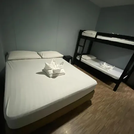Oyo 878 Dg Budget Hotel Naia