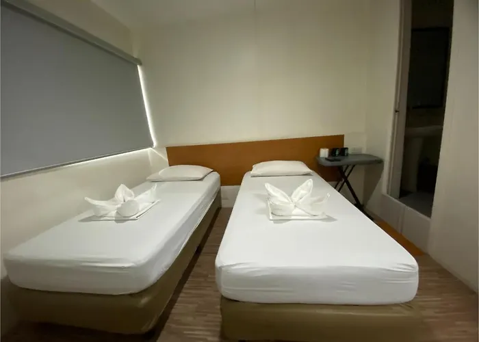 Oyo 878 Dg Budget Naia Hotel